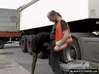 Czarne kurwa ujeżdżanie na dojrzały truck kierowca na zewnątrz