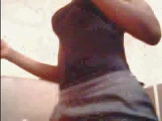 Negra filha com grande tetas tocam em webcam vid