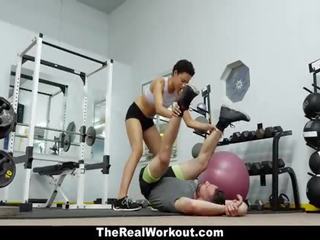 Therealworkout - grand personal trainer folla cliente en gimnasio