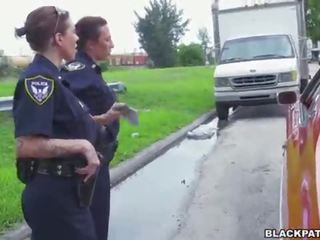 Fêmea policiais puxe sobre negra suspect e chupar sua prick