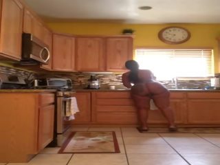 Yksin cherokee iso saalis puhdistusta keittiö alasti