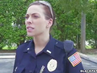 Perempuan polisi menarik lebih hitam suspect dan mengisap dia tusukan